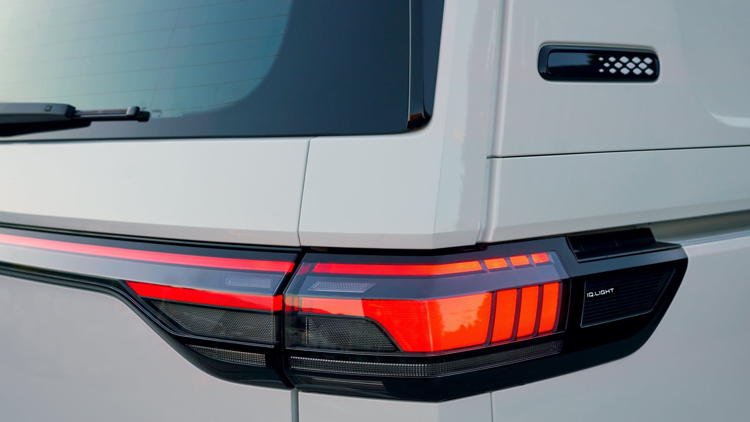 Ausschnitt der durchgehenden IQ. Light LED Rückleichten eines weißen ID. Buzz Cargo
