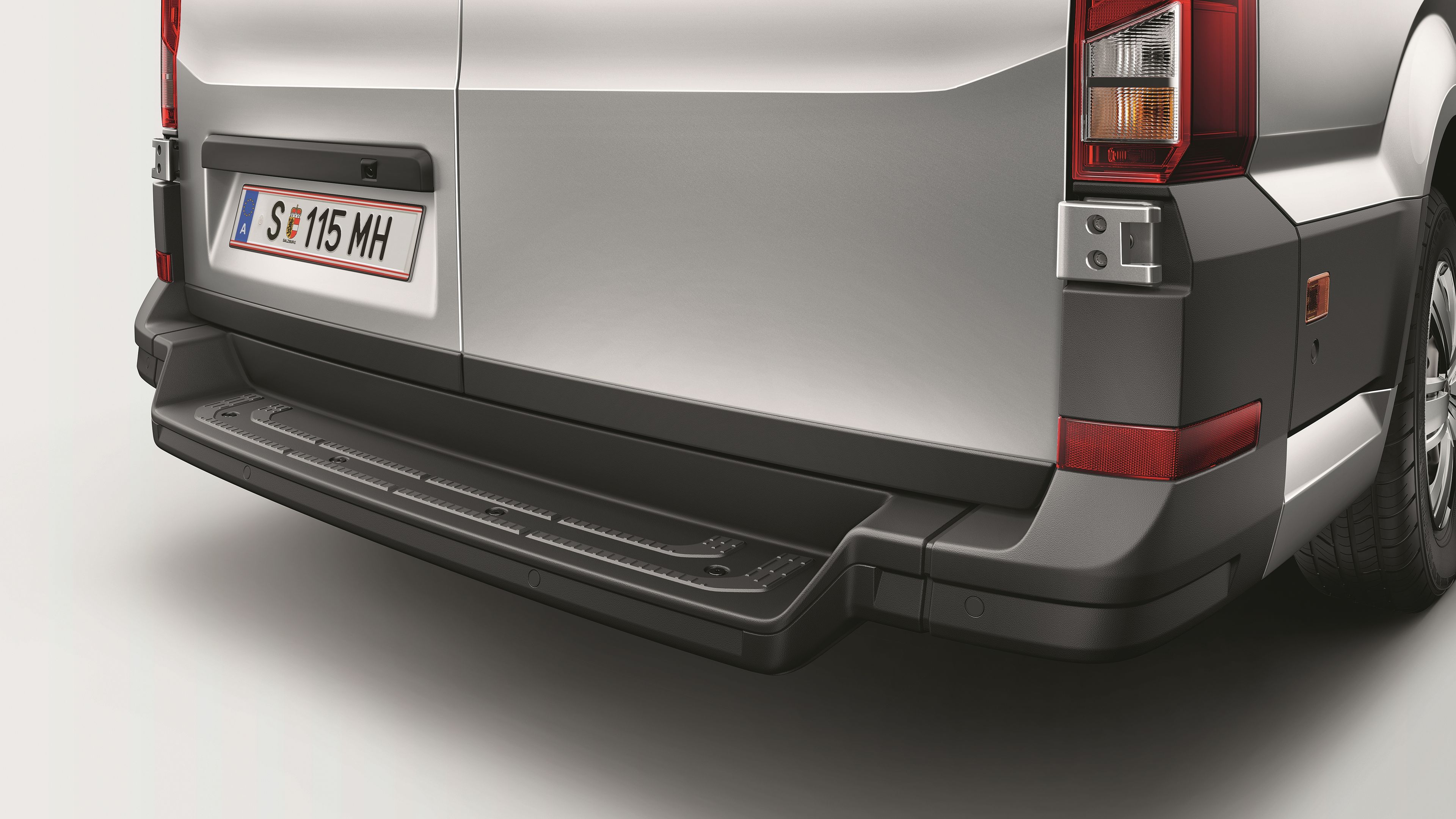 Detaliu al unei semi-trepte pentru diminuarea impacturilor în partea din spate a unui VW Crafter autofurgon.