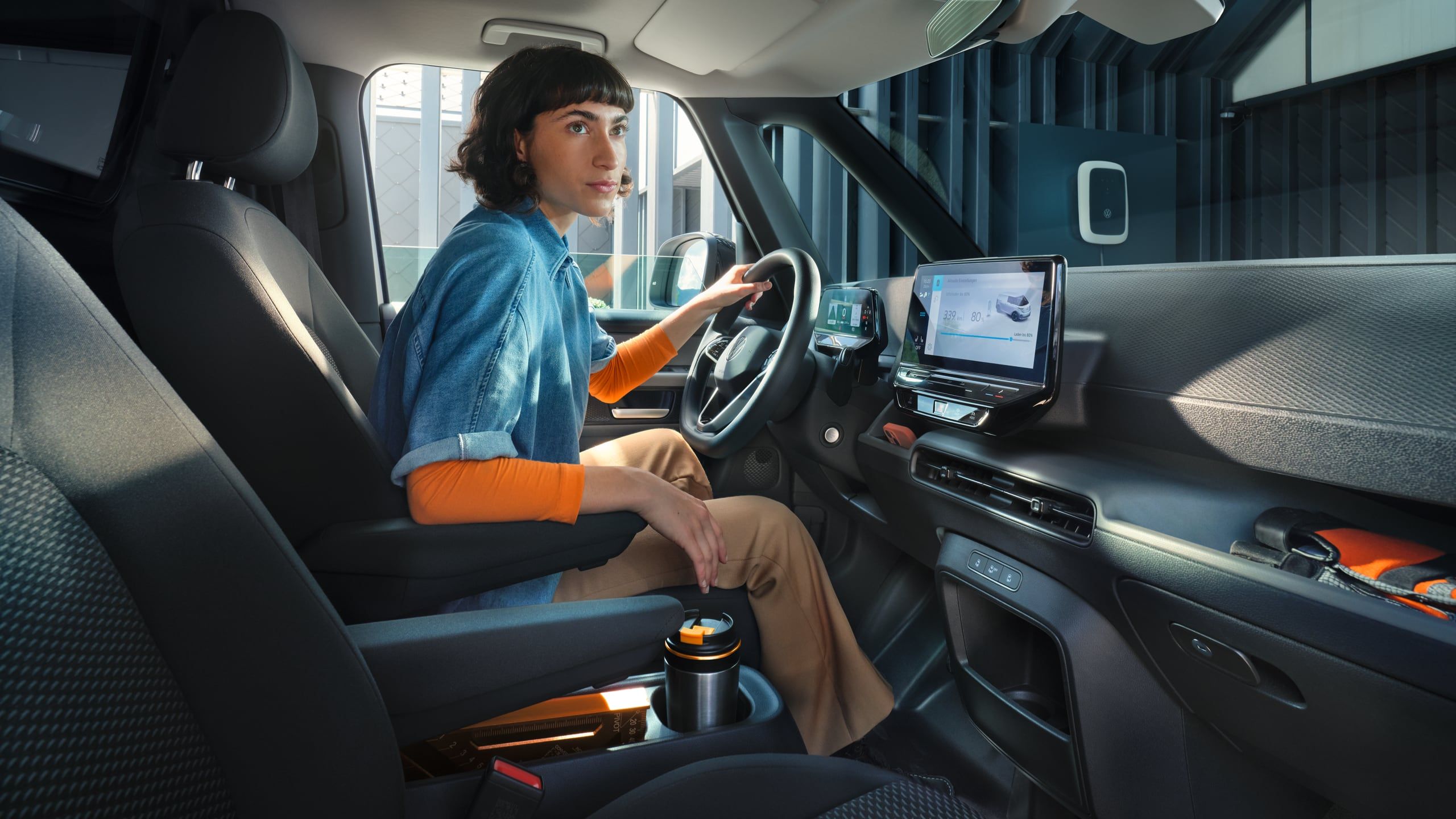 Blick auf Cockpit und Dashboard des ID. Buzz Cargo mit Fahrerin