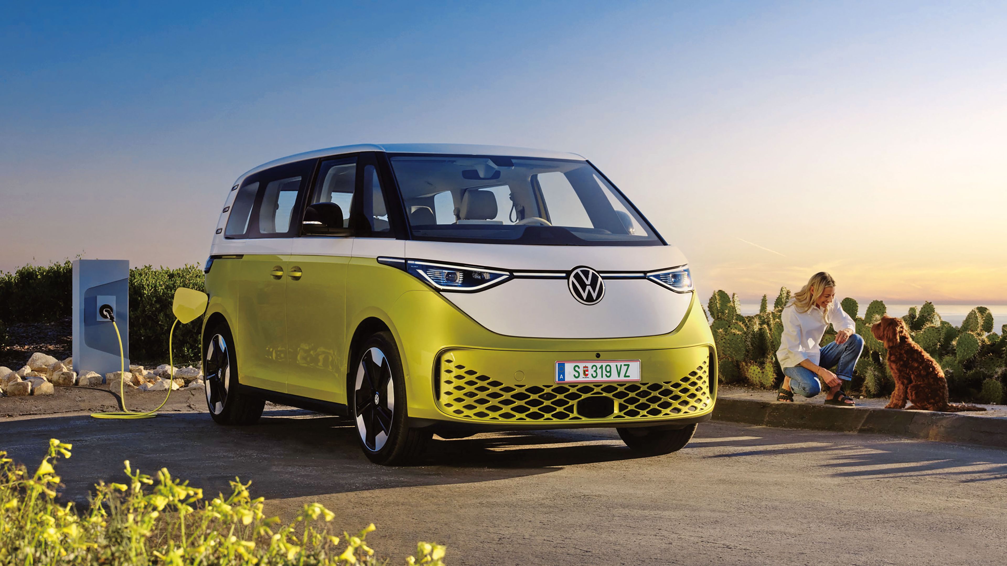 VW ID. Buzz la stația de încărcare