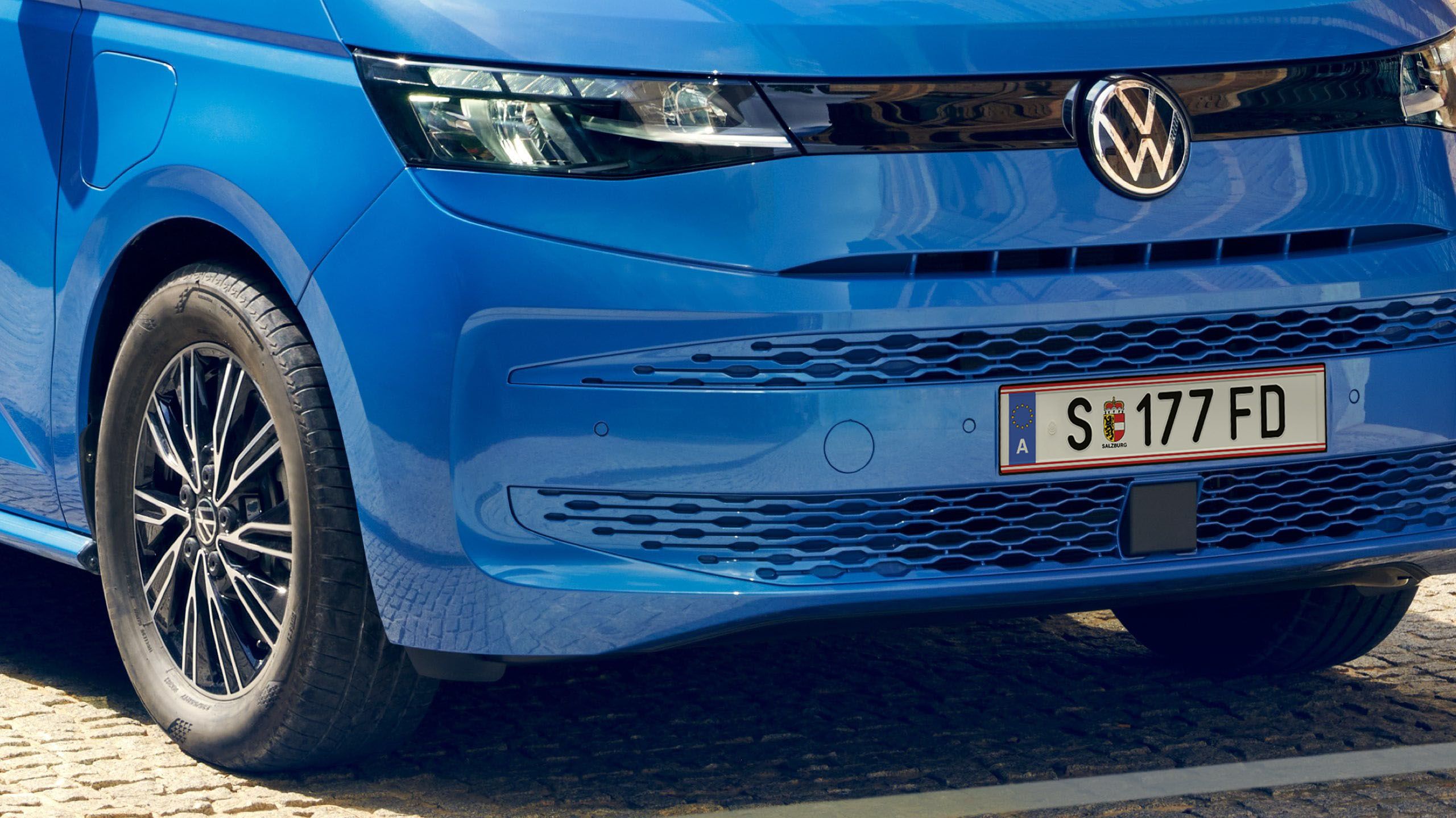 Die LED Schweinwerfer des neuen VW Multivan T7 2021.