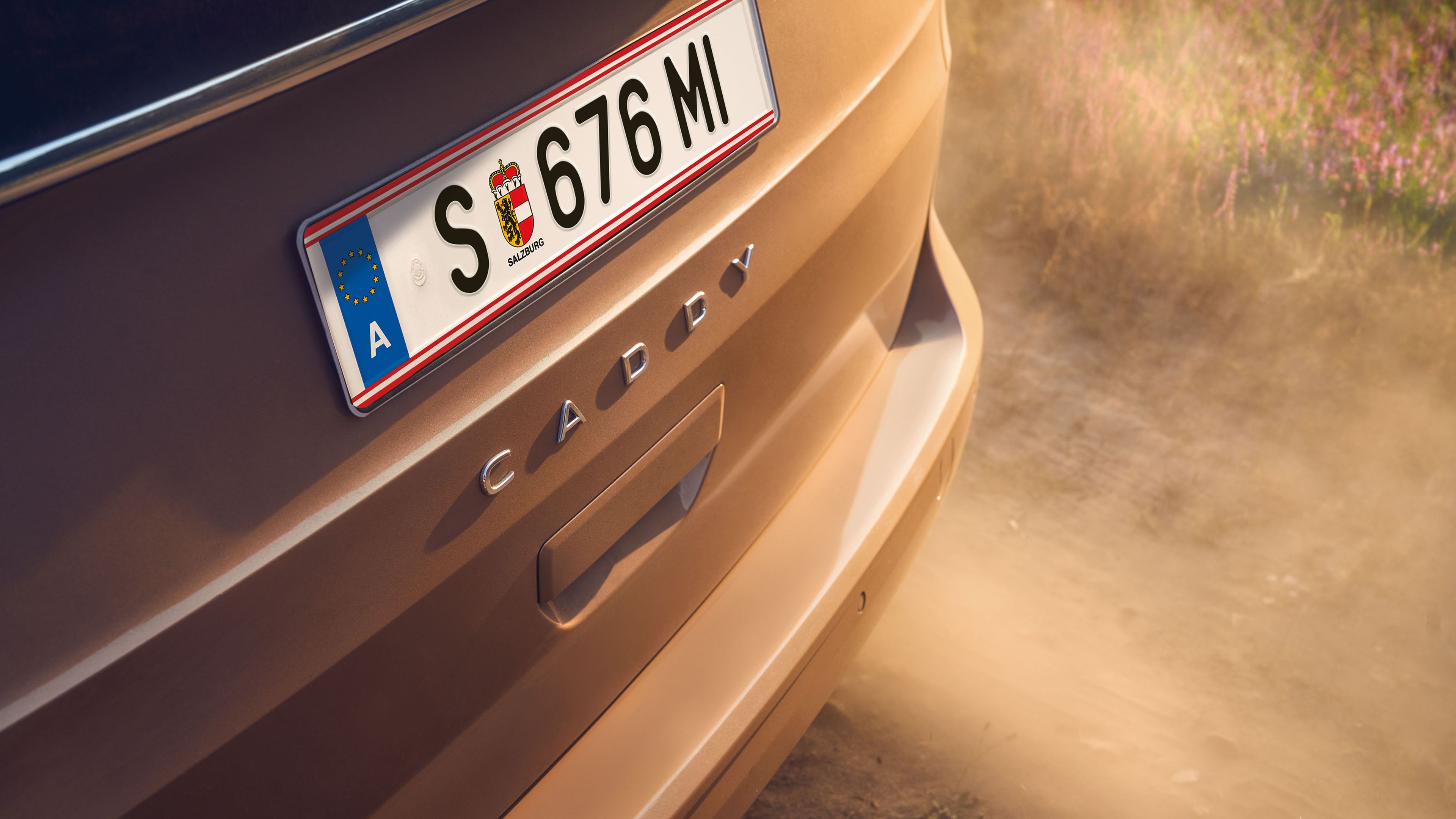 Die Heckklappe eines VW Caddy ist in Nahaufnahme zu sehen. 