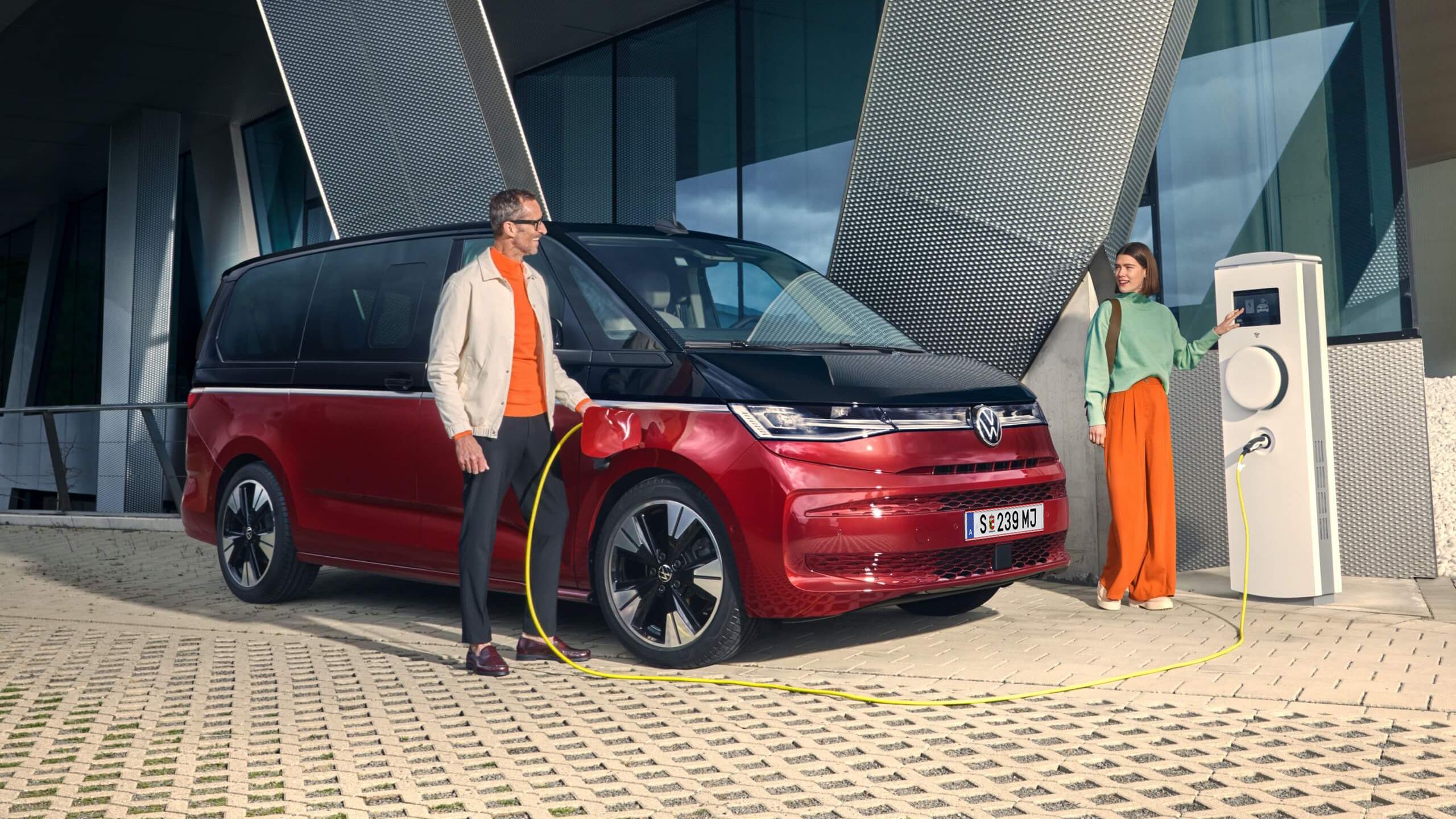 Der neue VW Multivan T7 Energetic wird geladen