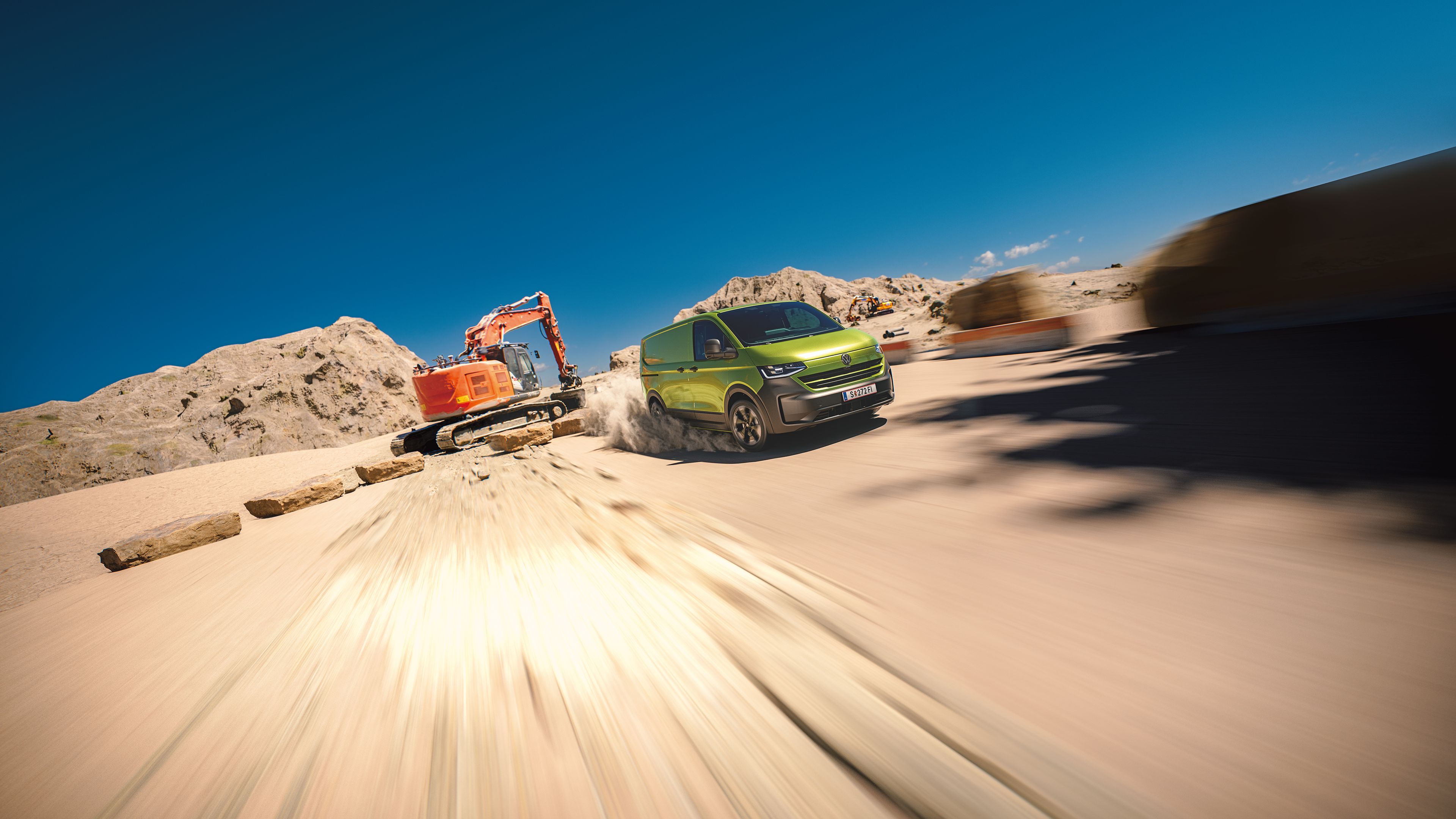 VW Transporter fährt durch den Sand
