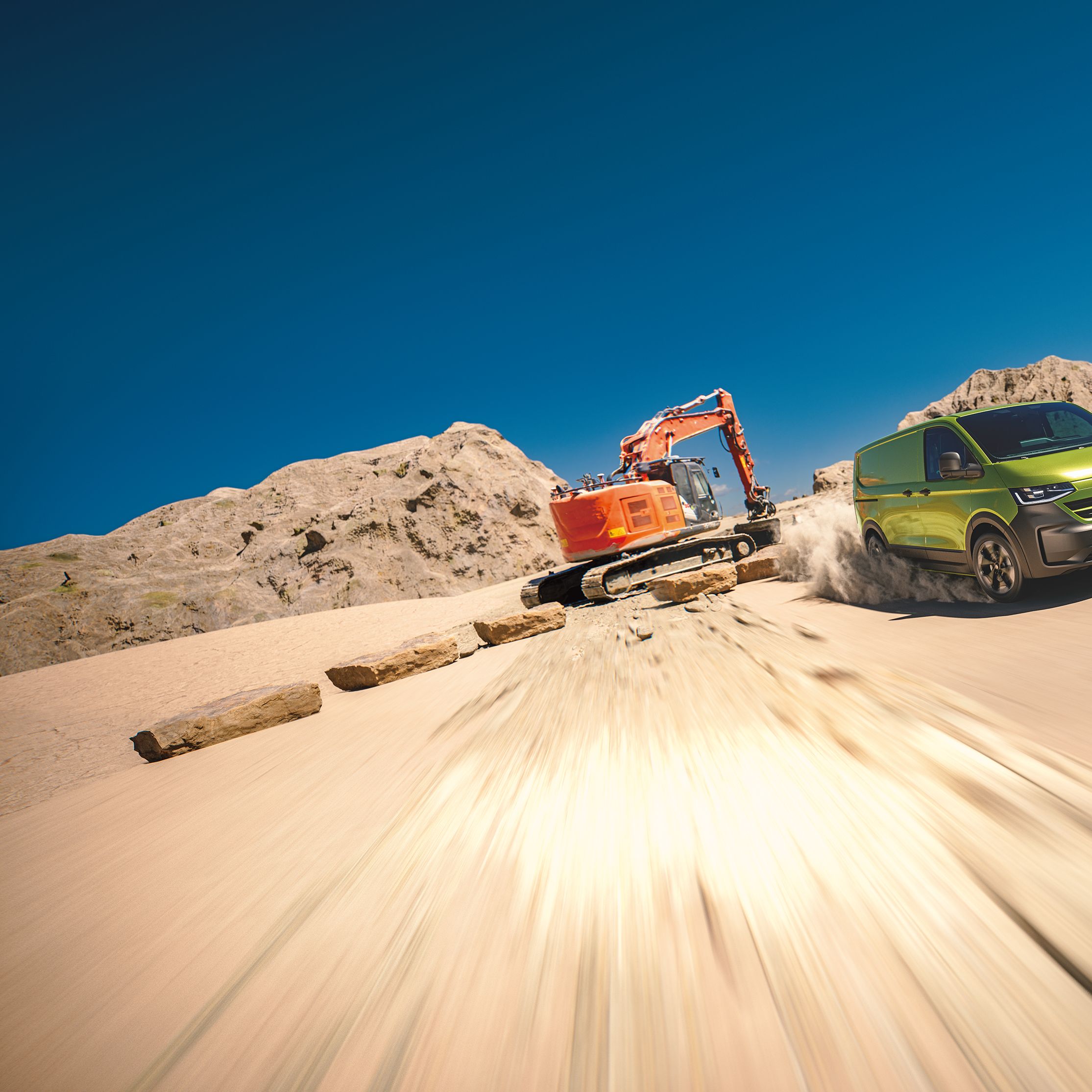VW Transporter fährt durch den Sand