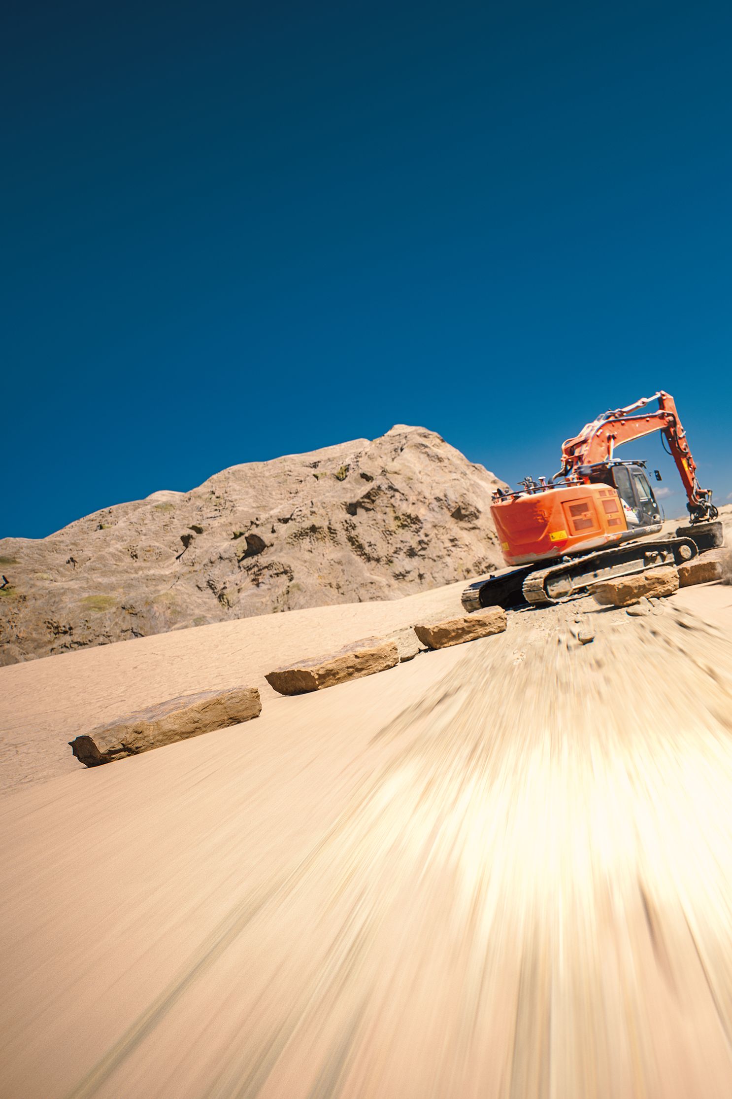 VW Transporter fährt durch den Sand