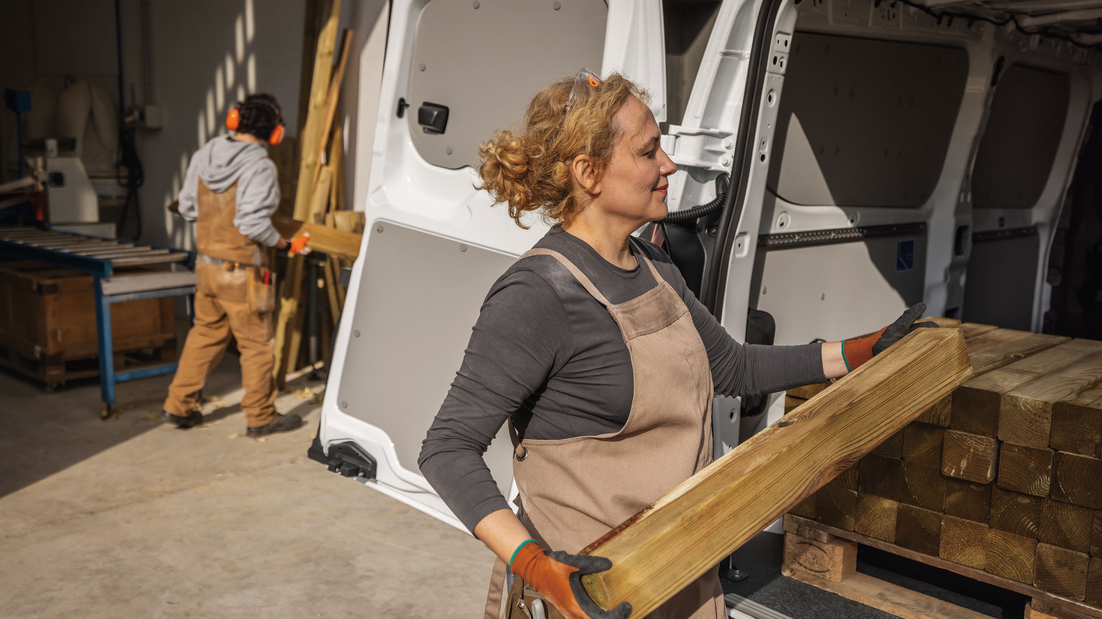 VW Transporter wird mit Holz beladen