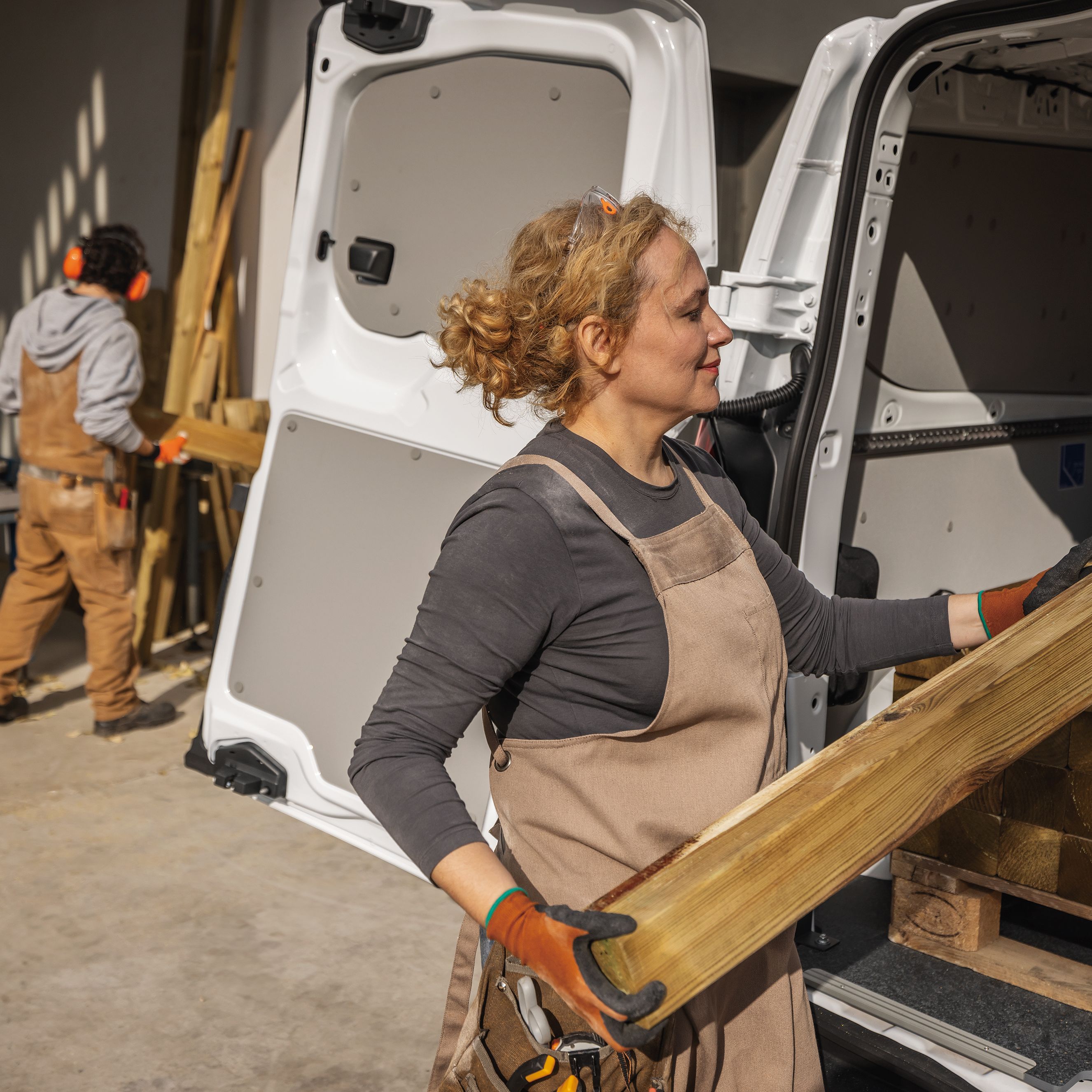VW Transporter wird mit Holz beladen