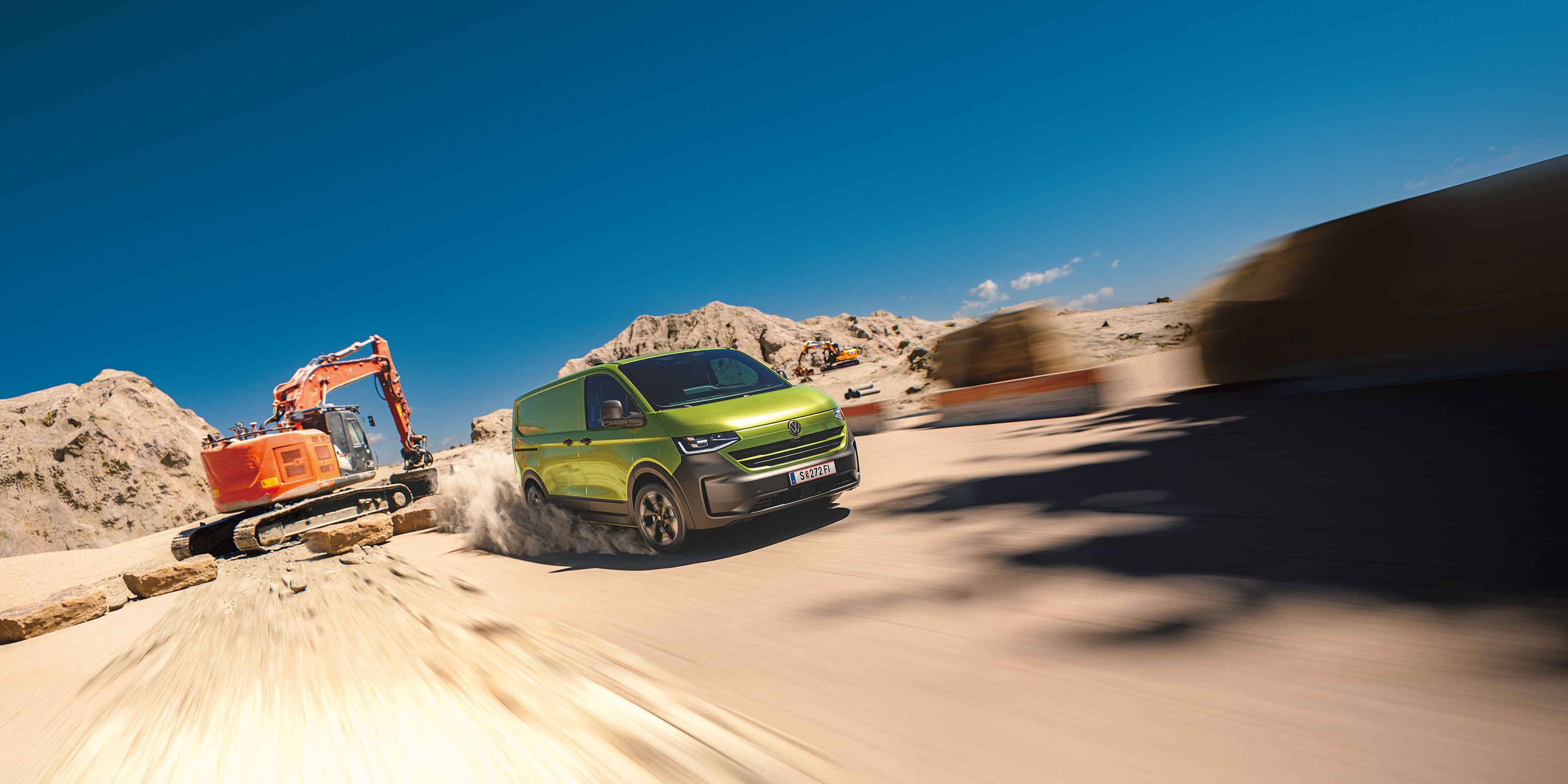 VW Transporter fährt durch den Sand