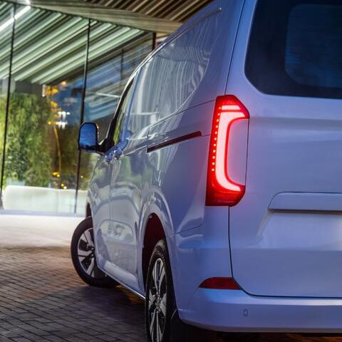 Der neue VW e-Transporter von hinten