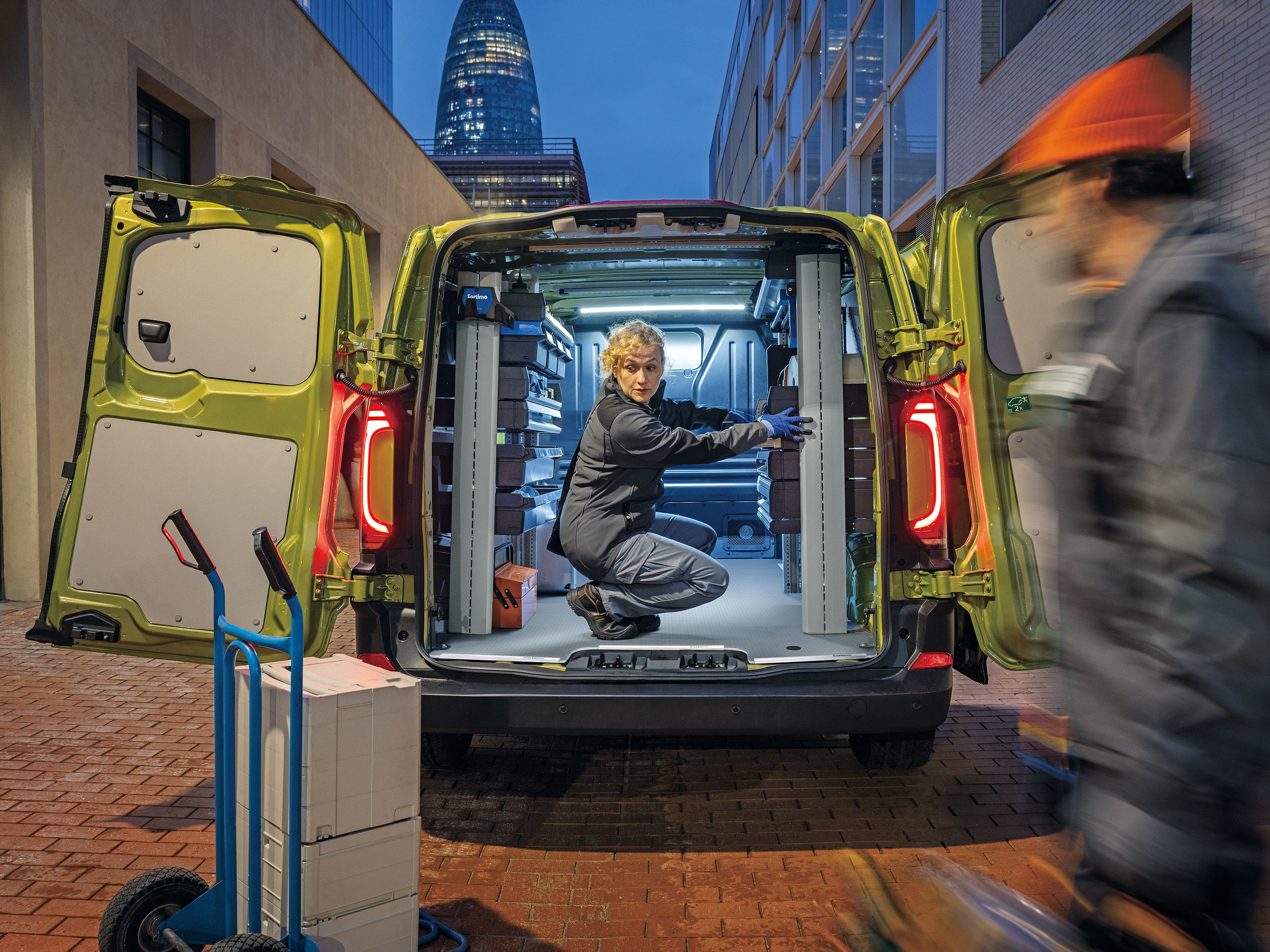 VW Transporter Laderaum bei Nacht