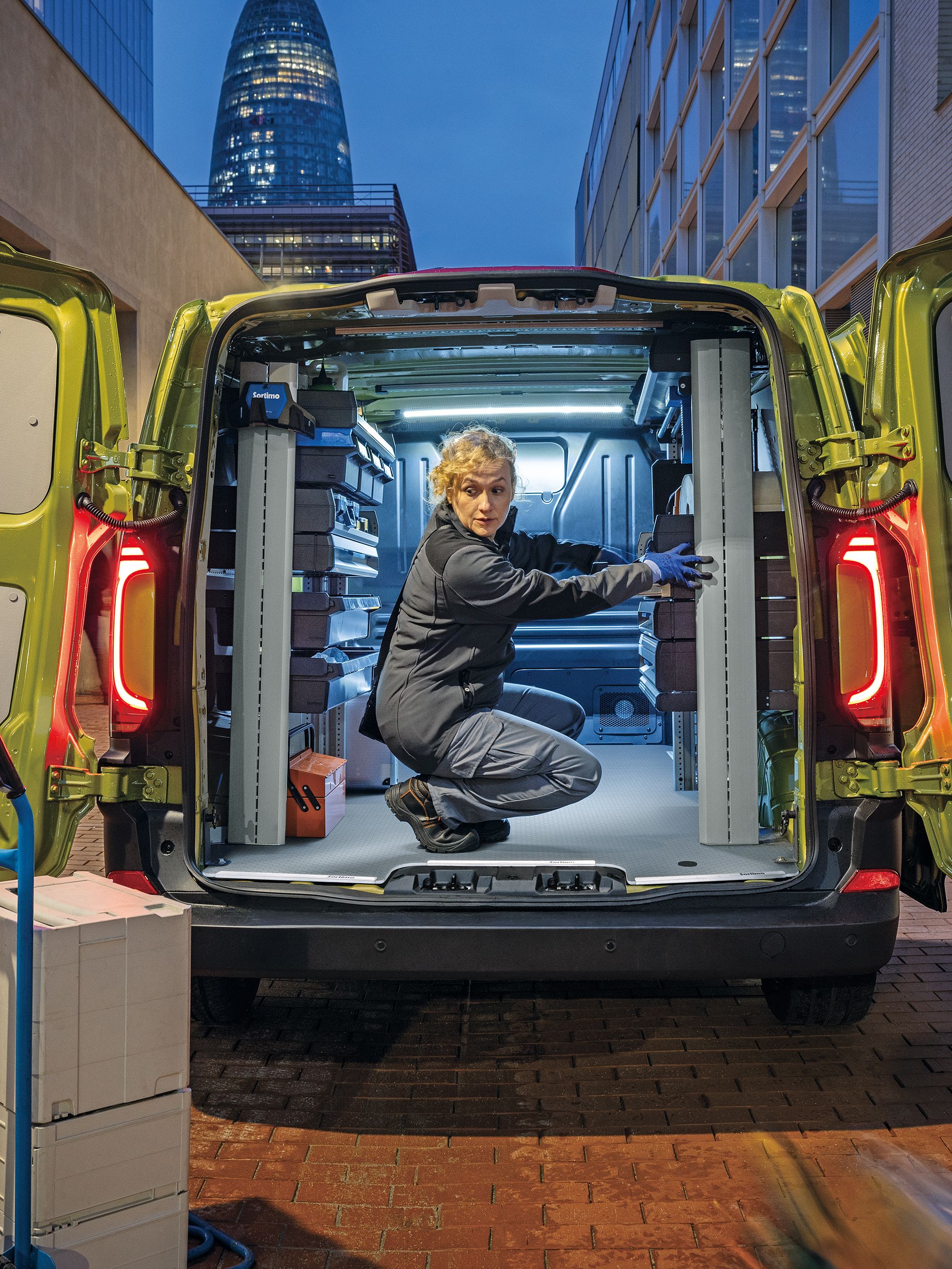 VW Transporter Laderaum bei Nacht