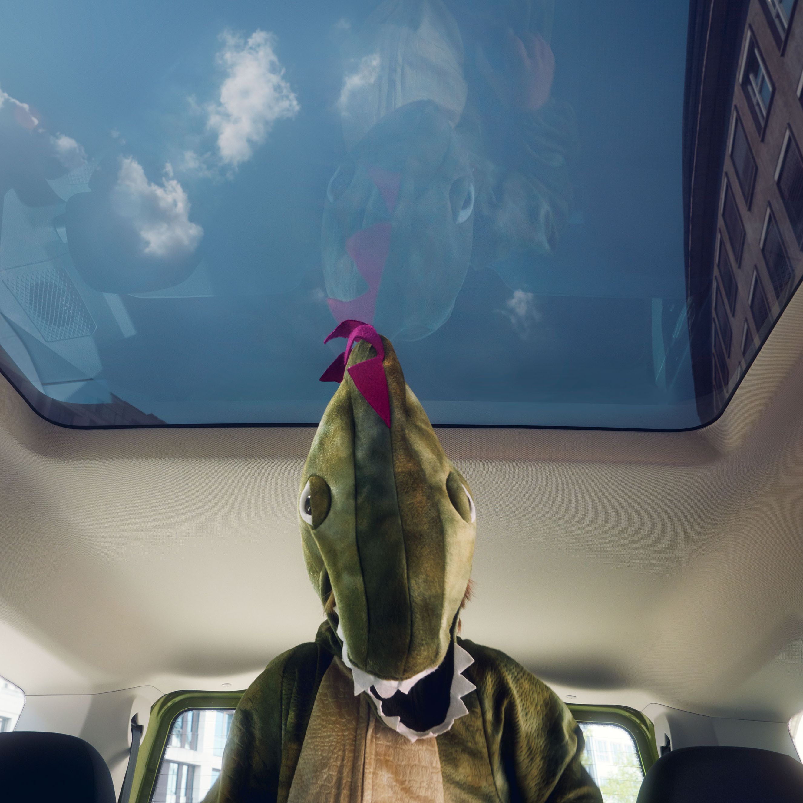 Eine Frau sitzt in einem VW Caddy. Zu sehen ist der Innenraum und die Digitalanzeigen.