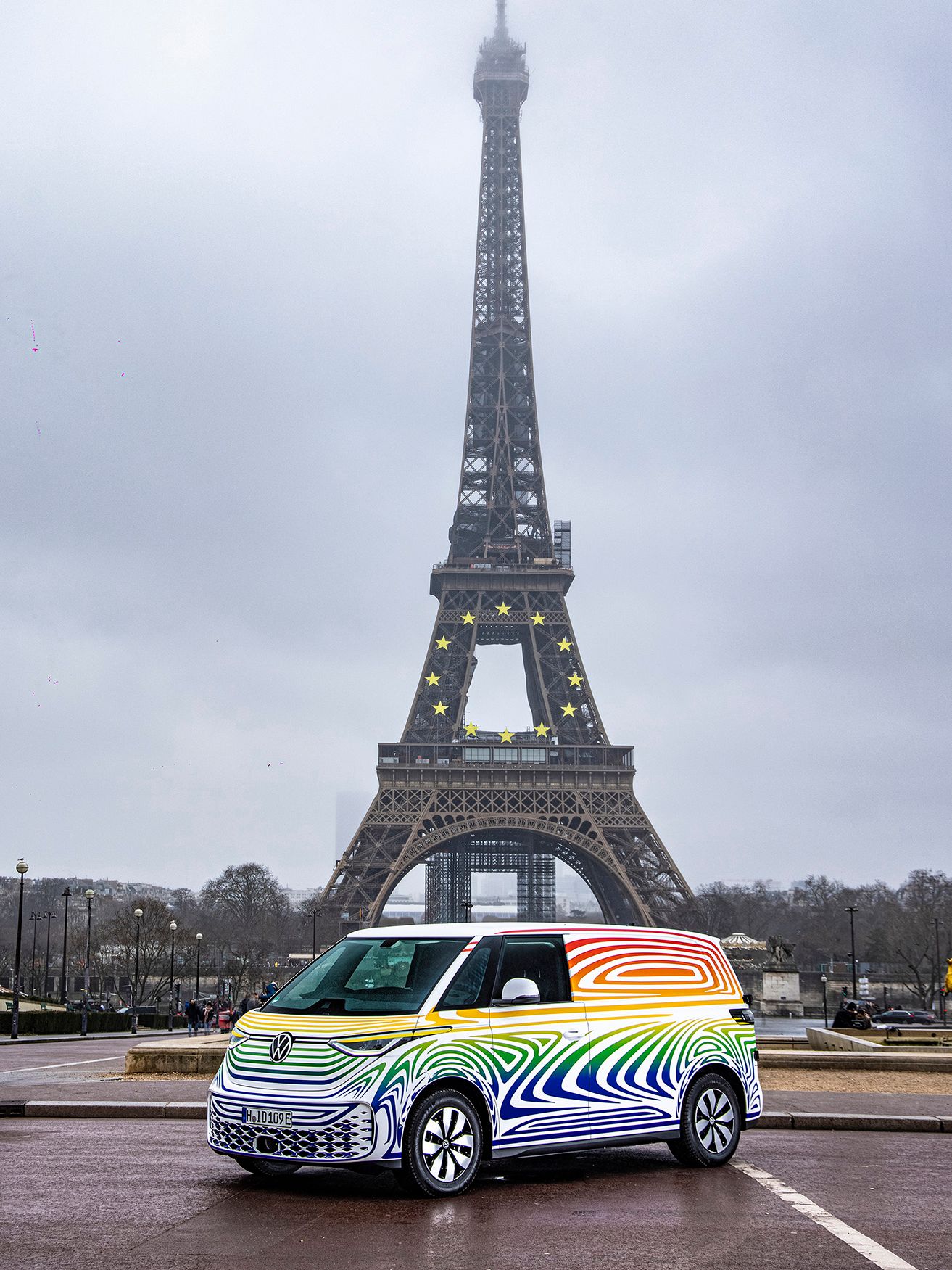 Mann sitzt in Caddy Kastenwagen und bedient mit Smartphone App Connect.