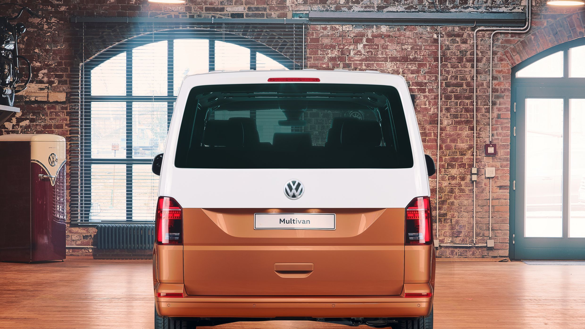 VW Multivan 6.1 vopsea bicoloră vedere din spate 