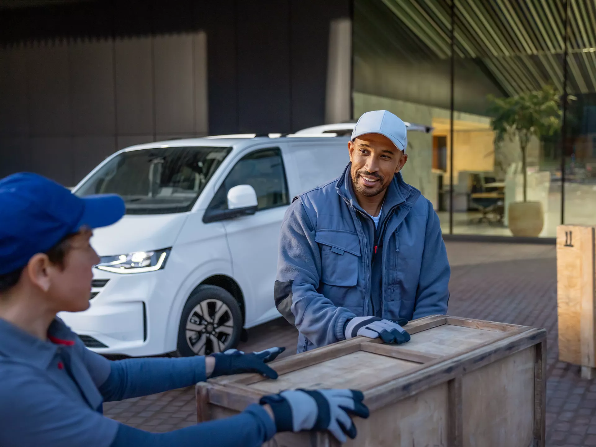 Der neue VW Transporter wird beladen
