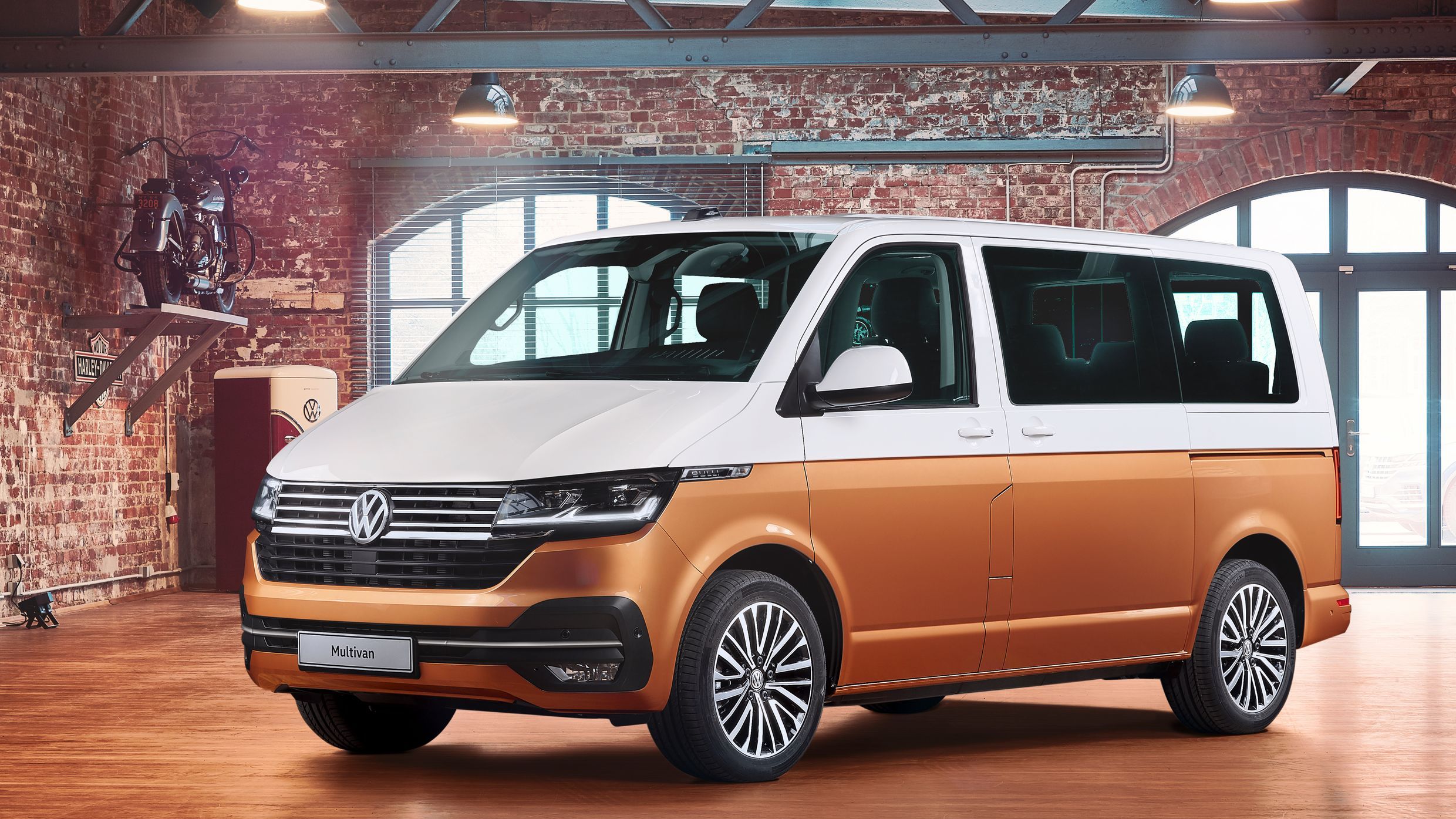 VW Multivan 6.1 vopsea bicoloră vedere laterală