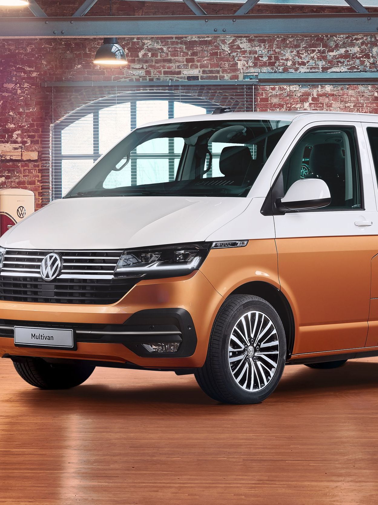VW Multivan 6.1 vopsea bicoloră vedere laterală