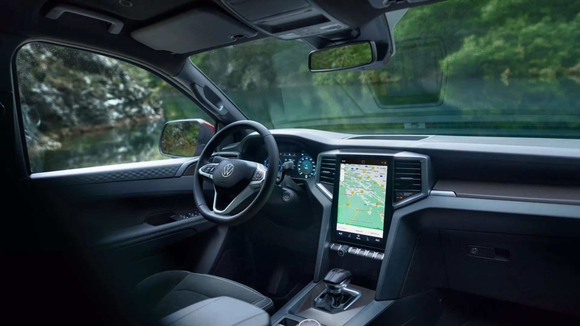 Ein als Krokodil verkleidetes Kind sitzt in einem VW Caddy und schaut aus dem Panoramadach.