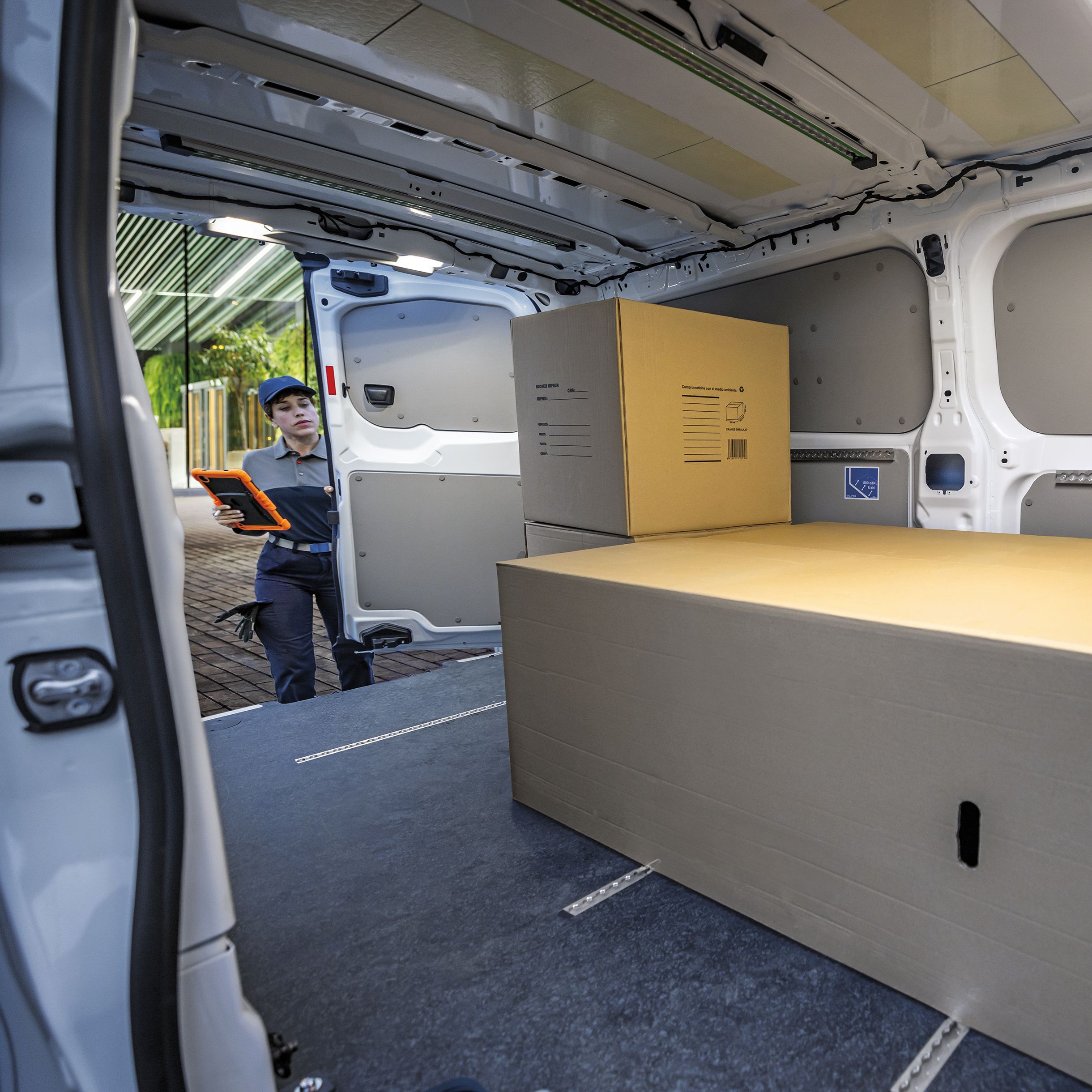 Pakete in VW Transporter Kastenwagen Laderaum