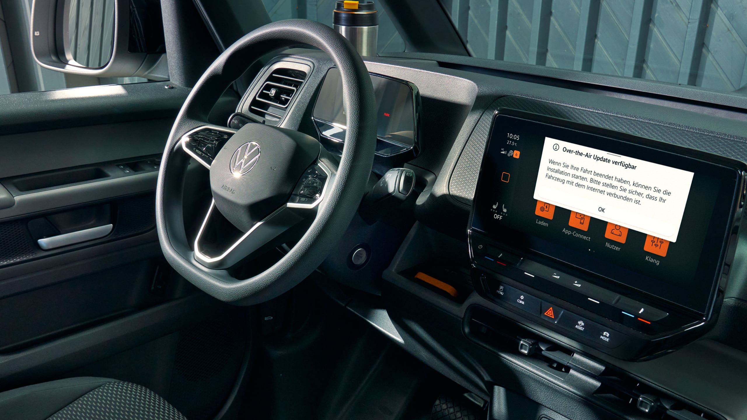 Cockpit mit Multifunktionslenkrad und Infotainmentsystem des ID. Buzz Cargo