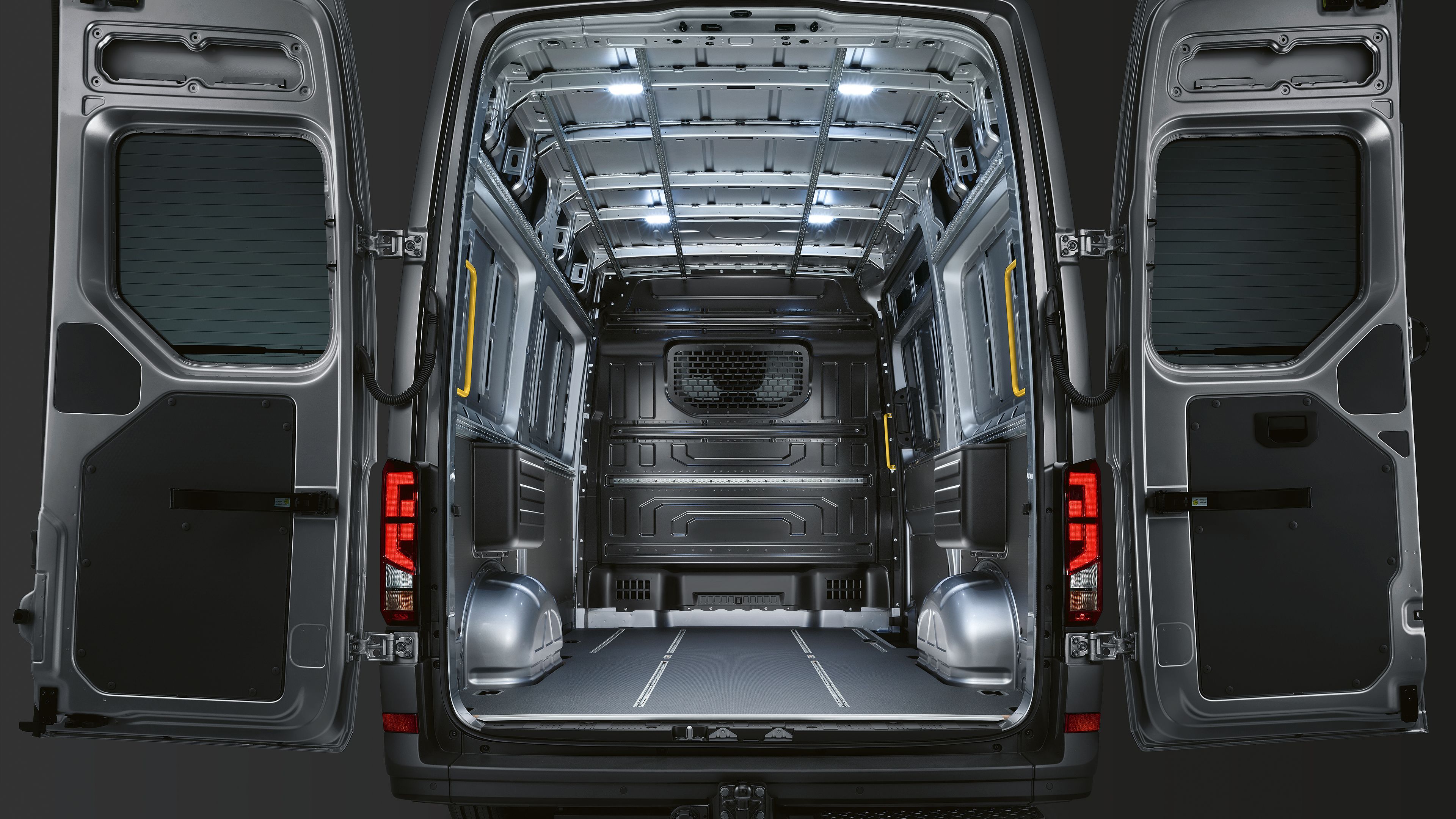 Se poate vedea interiorul spațiului de încărcare al unui VW Crafter cu iluminare LED.