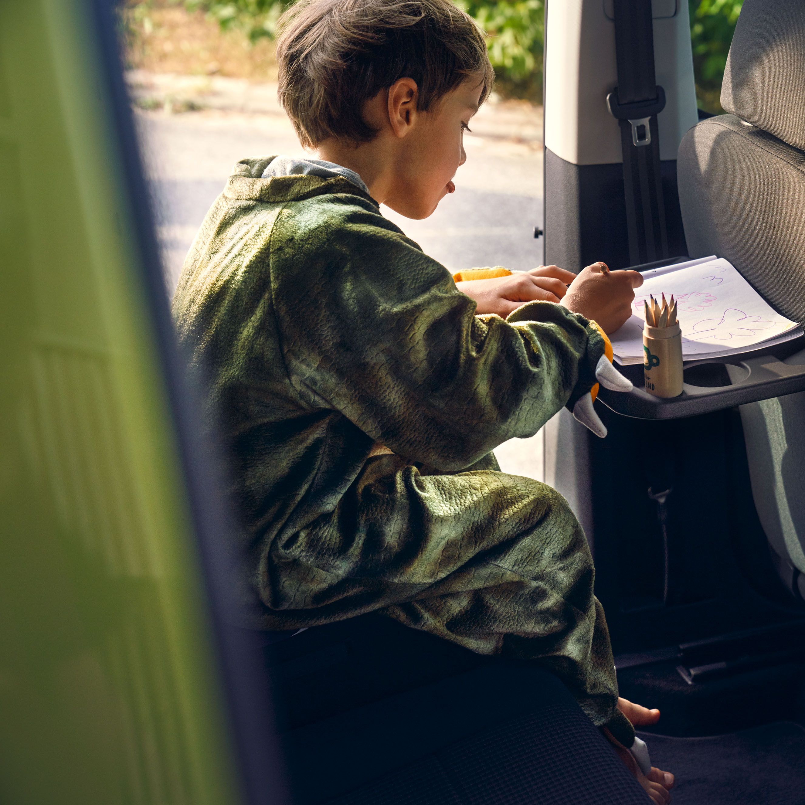 silberner Volkswagen VW Crafter steht auf einer Baustelle