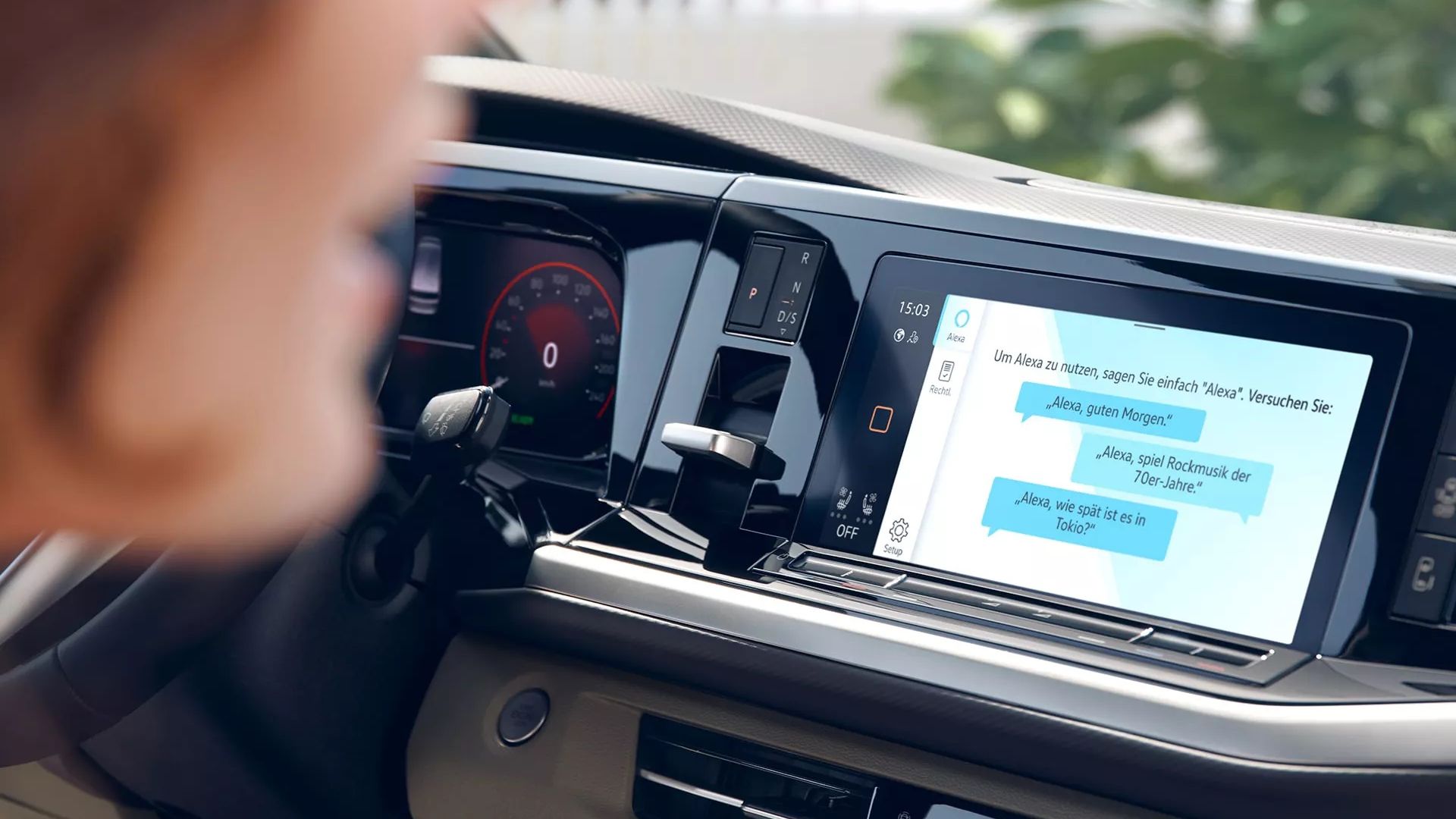 Eine Volkswagen Kundin mit Smartphone