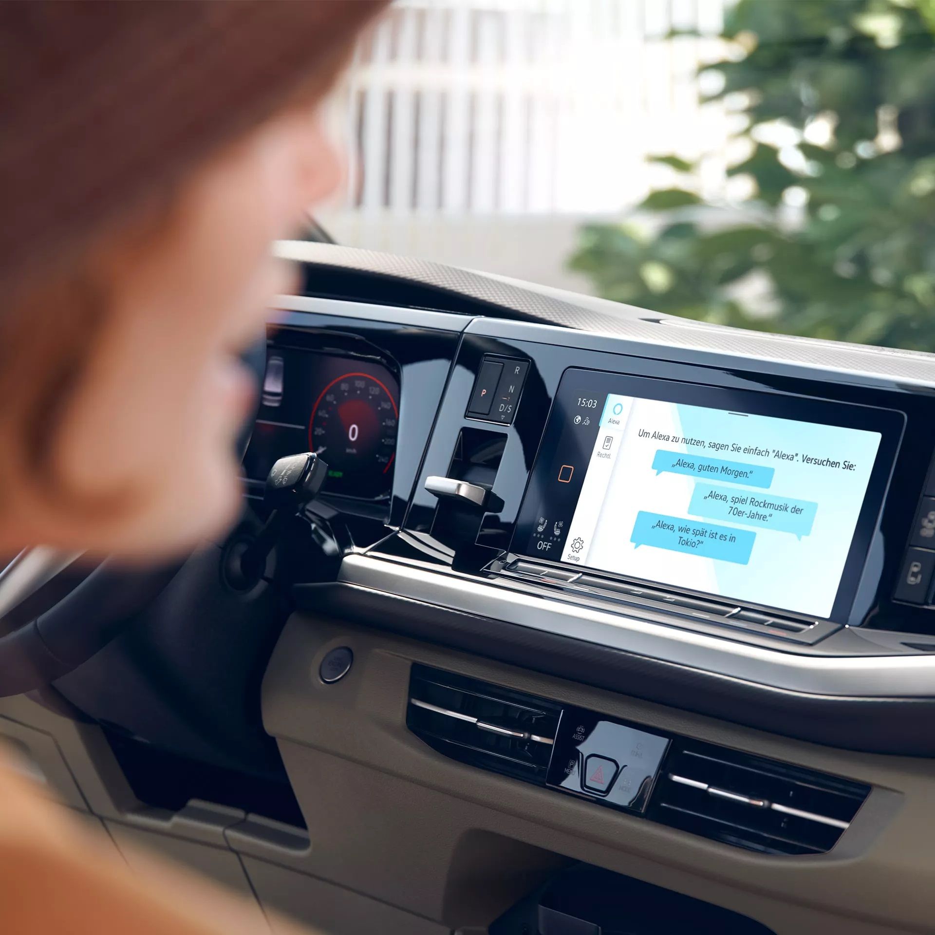 Eine Volkswagen Kundin mit Smartphone