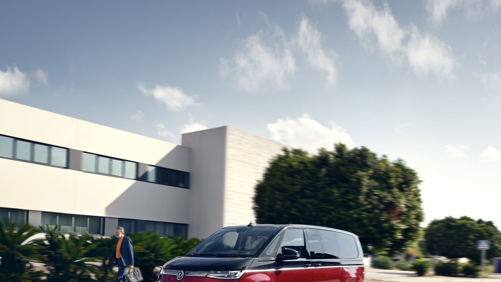 Der neue Multivan T7 VW steht auf einer Straße vor einem Gebäude