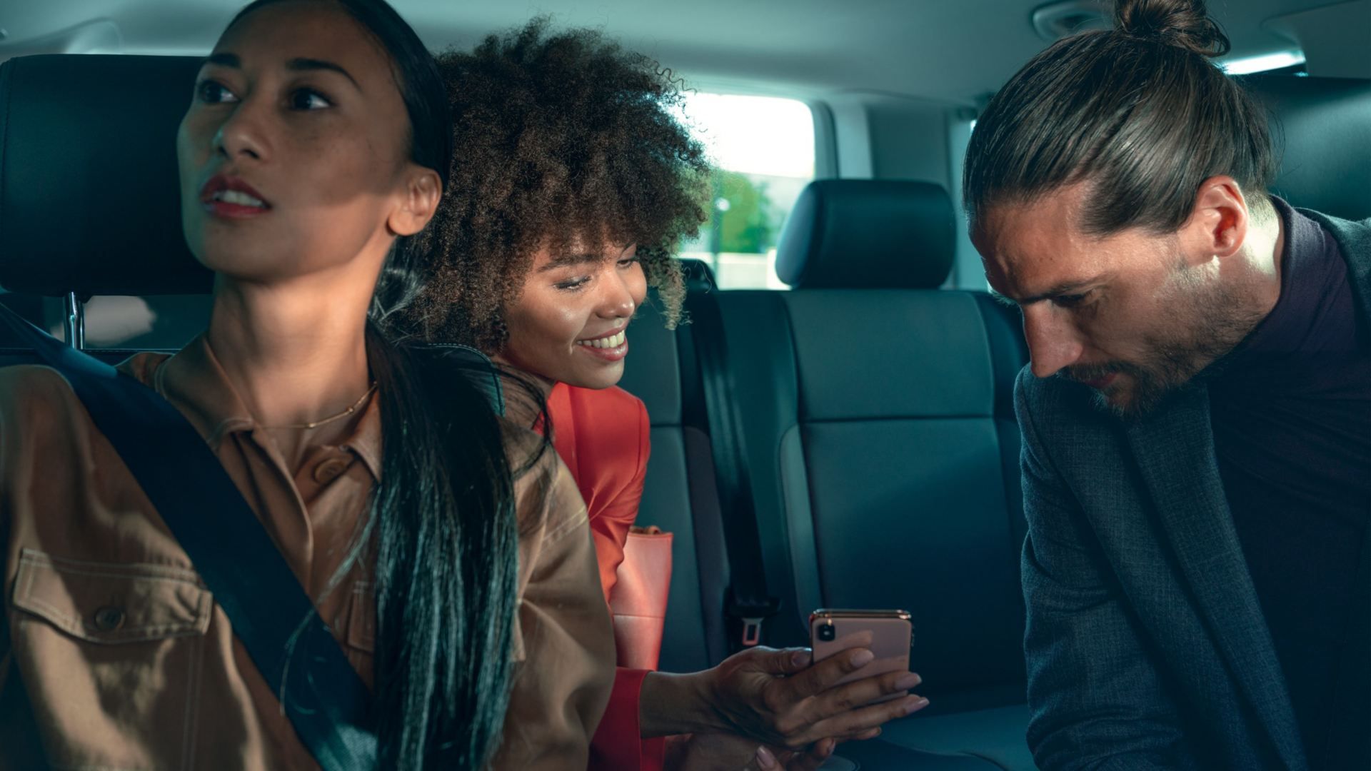 Zu sehen ist eine Frau die die VW We Connect App auf einem Smartphone bedient 