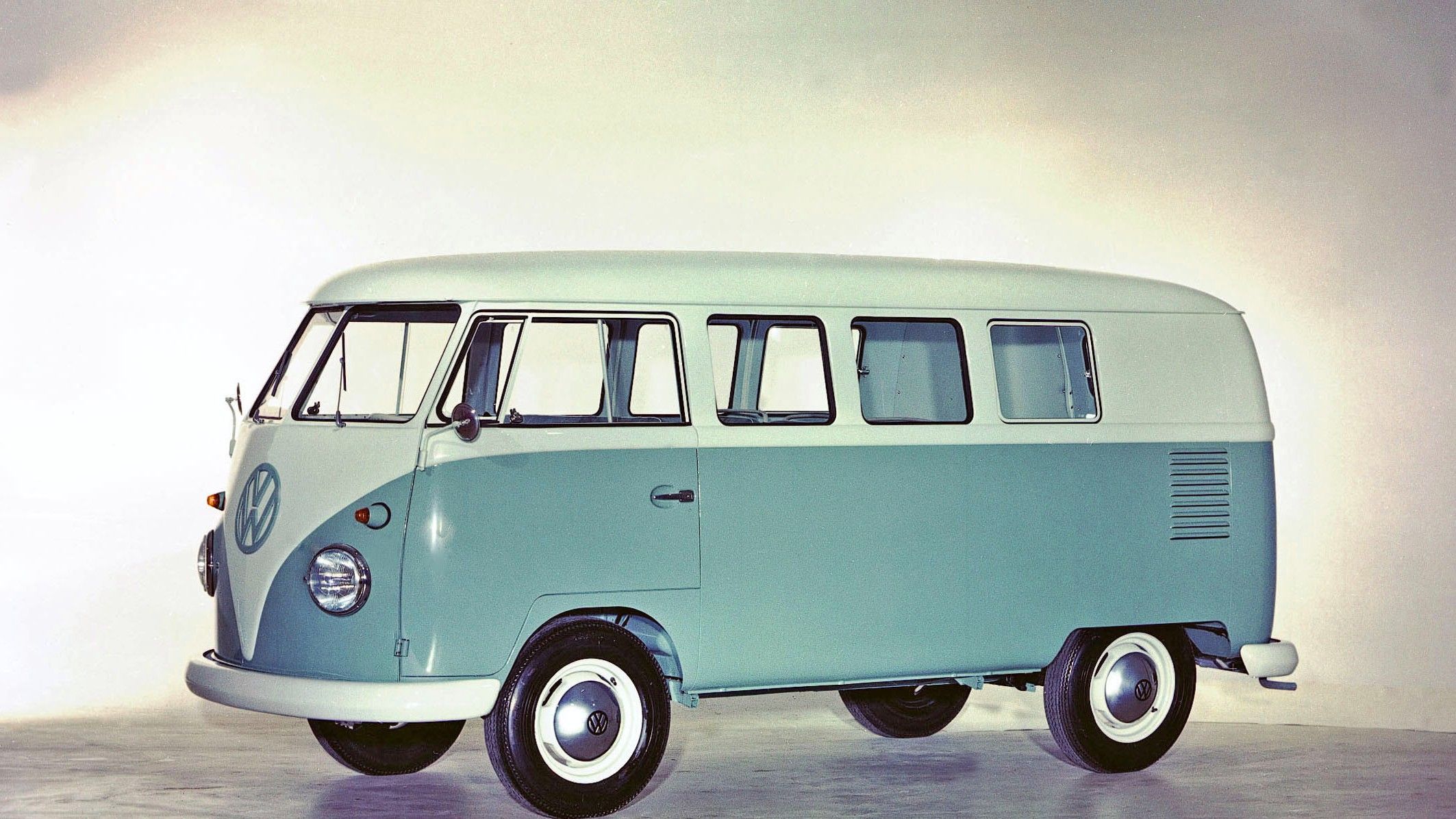 T1_Tip2_Transporter_VW_Bulli_albastru_alb_Samba_1962